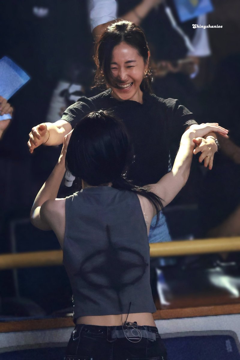 itzypopbase's tweet image. ITZY's Chaeryeong shares a cute moment with her mother during the group's fan-meeting.