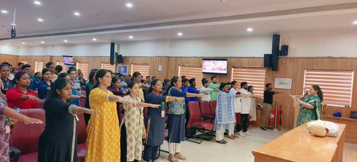 HealthCochin's tweet photo. CPR Pledge taken by CIAL stakeholders during mass training session on 16.10.2025 #cpr4life2025 https://t.co/Qm20Wfv0KI