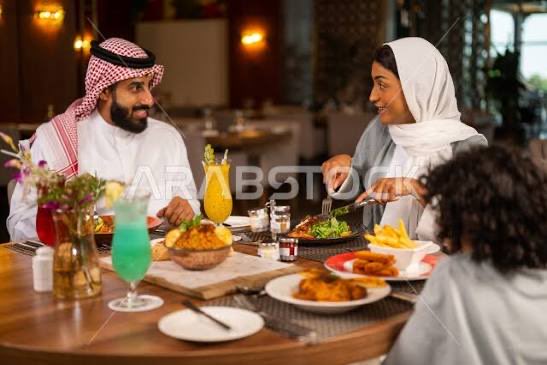 ️ نصيحتي كطبيبة غدد عند الأكل بالمطعم: 
✅ اختر المشوي أو المسلوق، او المطبوخ على البخار بدل المقلي 
✅ اختر الحبوب الكاملة مثل الارز البني والبر  والكينوا والبرغل بدل الأبيض 
✅ اختر الخضار غير النشوية واجعلها نصف طبقك (سبانخ، خس، جرجير، كرنب، خس روماني، بروكلي، قرنبيط
