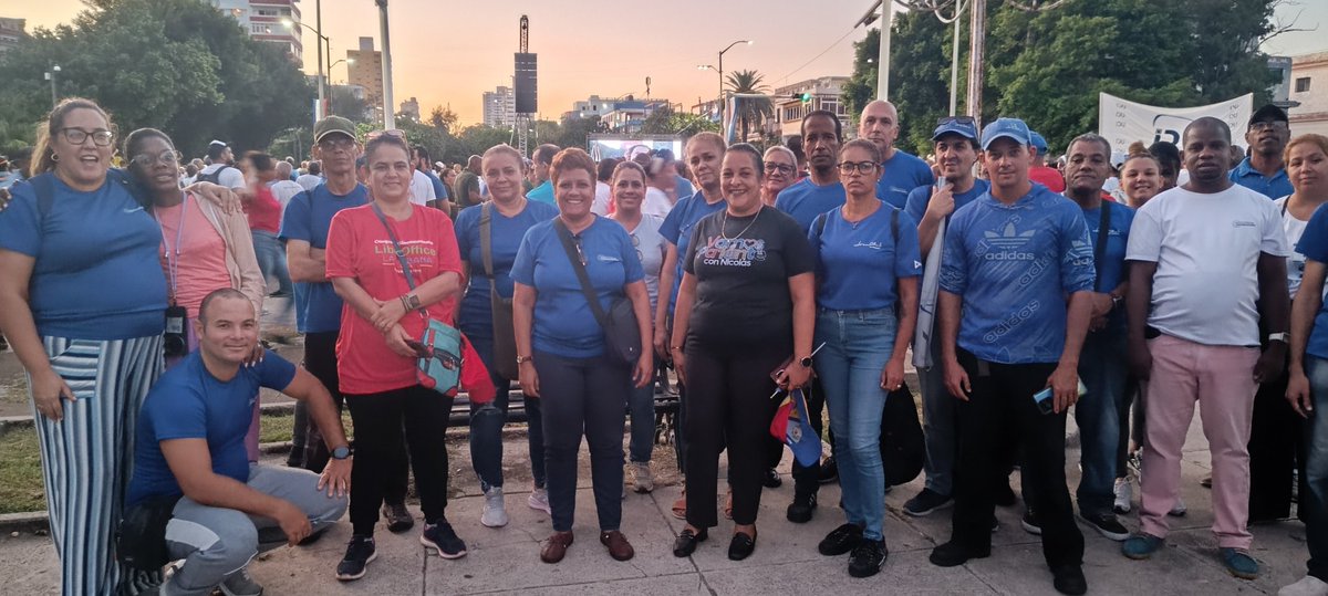 Hoy en G y 13, en el municipio Plaza de la Revolución, el sistema #MincomCuba se suma al Acto de Solidaridad con Venezuela, reafirmando el compromiso con la unidad latinoamericana y la defensa de nuestras causas comunes.
¡Cuba y Venezuela, juntas siempre!
#CubaConVenezuela