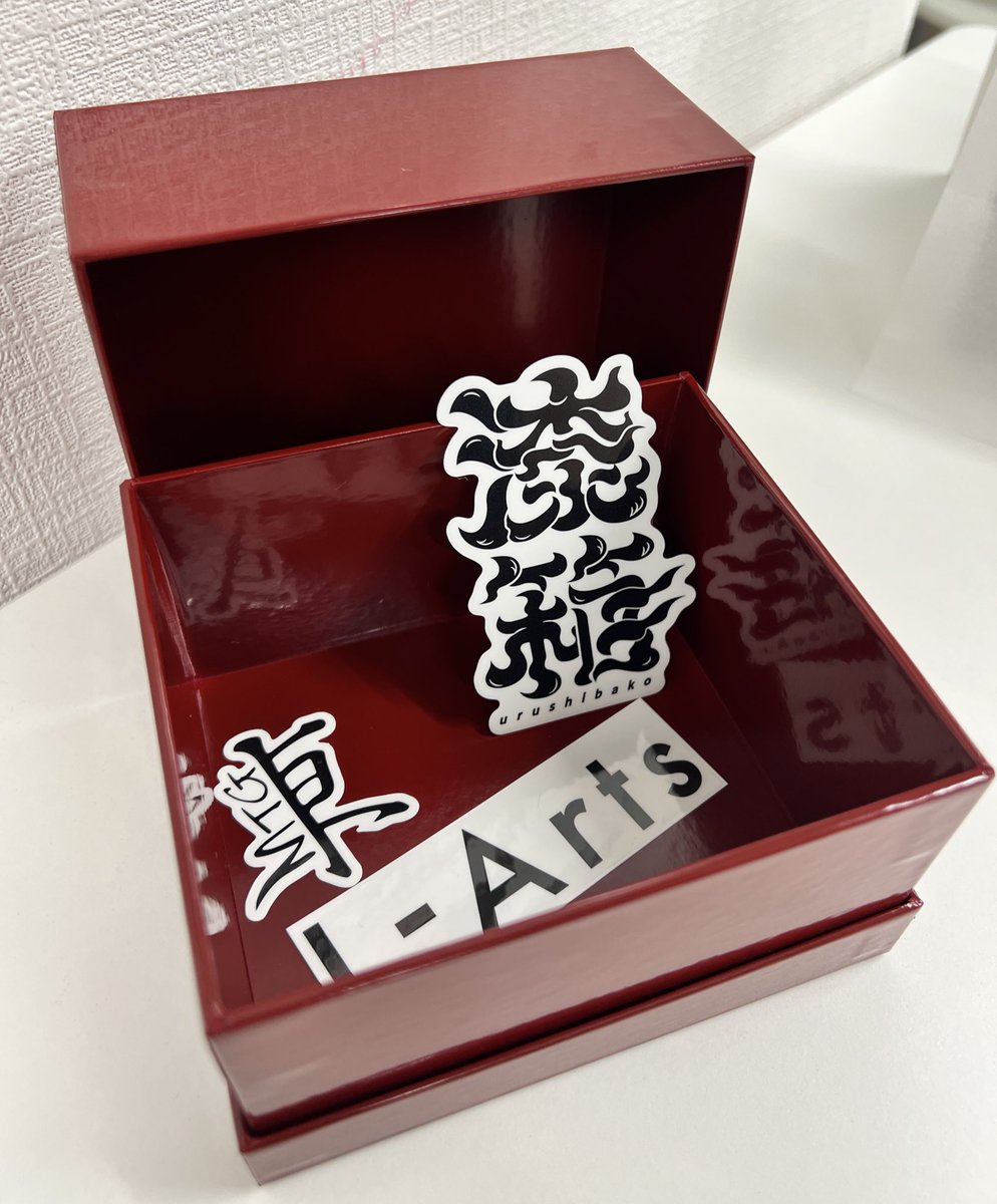 HaLthstone's tweet photo. 漆塗りデッキケース！
早速買って開封してみました〜

パッケージからワクワクが止まらん！！
開けたときに漆の香りが漂ってテンション上がる...！！

サイズも通常よりやや広で、小さめのダイスケースとかも入りそうです👀
ステッカー貼ってカスタマイズも🆗 https://t.co/TgG3TNZVdF