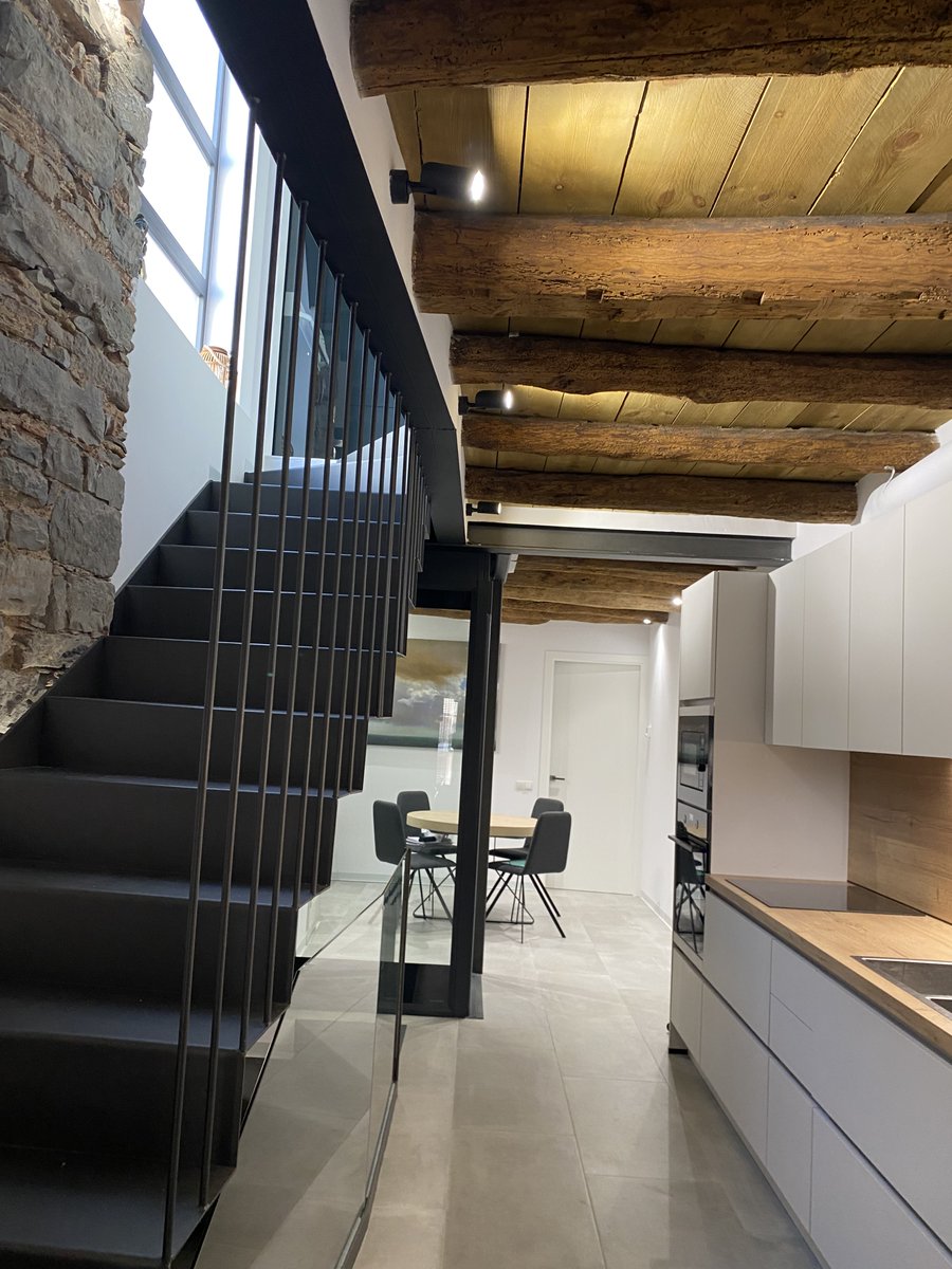 Constructora03's tweet photo. Rehabilitació integral d’un habitatge unifamiliar d’un casc urbà, que estava en un estat molt precari i, que després de les obres ha fet un canvi sorprenent, transformant-se en un espai modern, acollidor i funcional. #Obres #Transformació #ReformaIntegral https://t.co/2fyvR4XlOk