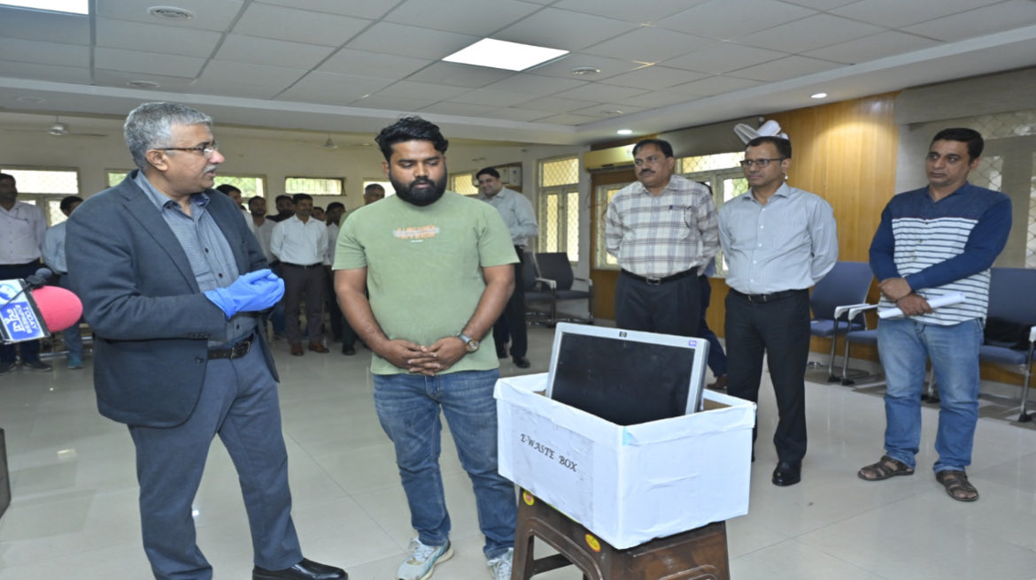<a href="/nsitharamanoffc/">Nirmala Sitharaman Office</a> <a href="/FinMinIndia/">Ministry of Finance</a> <a href="/mygovindia/">MyGovIndia</a> <a href="/PMOIndia/">PMO India</a> <a href="/airnewsalerts/">All India Radio News</a> <a href="/DDNewslive/">DD News</a> <a href="/SwachhBharatGov/">Swachh Bharat Urban</a> <a href="/swachhbharat/">Swachh Bharat Mission - Grameen</a> <a href="/GST_Council/">GST Council</a> #SpecialCampaign5.0 के तहत सीजीएसटी फरीदाबाद में आयुक्त श्री रियाज़ अहमद, संयुक्त आयुक्त श्री आदित्य यादव, श्रीमती रुबल सरोहा एवं वरिष्ठ अधिकारियों ने ई-कचरे को अधिकृत एजेंसी को सौंपा। पहल का उद्देश्य स्वच्छता व जन अनुभव को बेहतर बनाना है। ♻️🧹