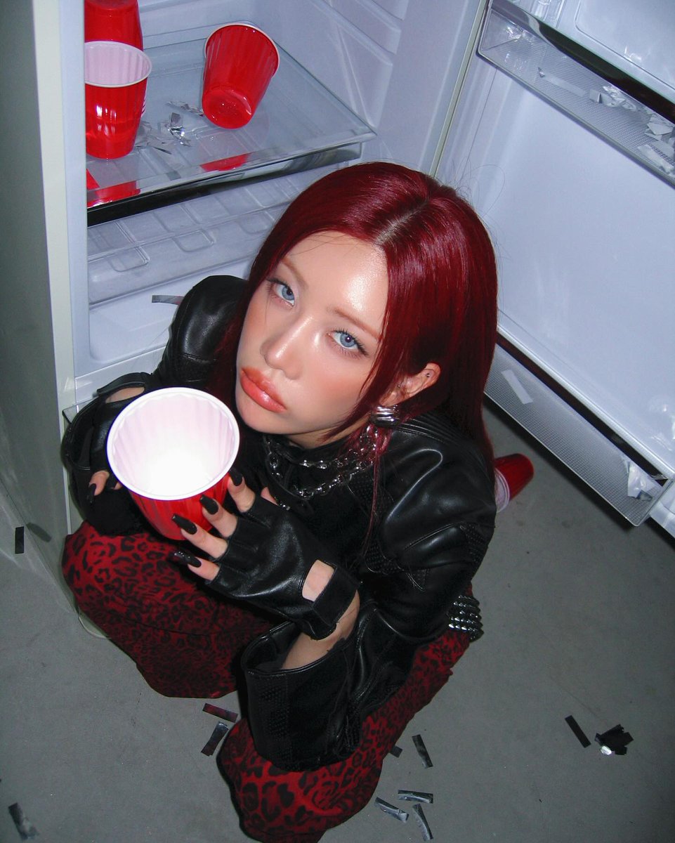 Kim Lip Instagram post
🎉🍾🎈🎊🥳👯🪩