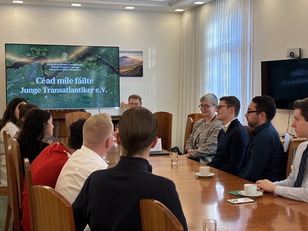irlembberlin's tweet photo. Ambassador Collins welcomed members of the Junge @Transatlantiker e.V. to the Embassy to discuss Irish-German, Irish-US &amp; EU-US relations. The group comprises 300+ young people around 🇩🇪 who are interested in international relations &amp; had plenty of questions for the Ambassador. https://t.co/CRXCeZu25t