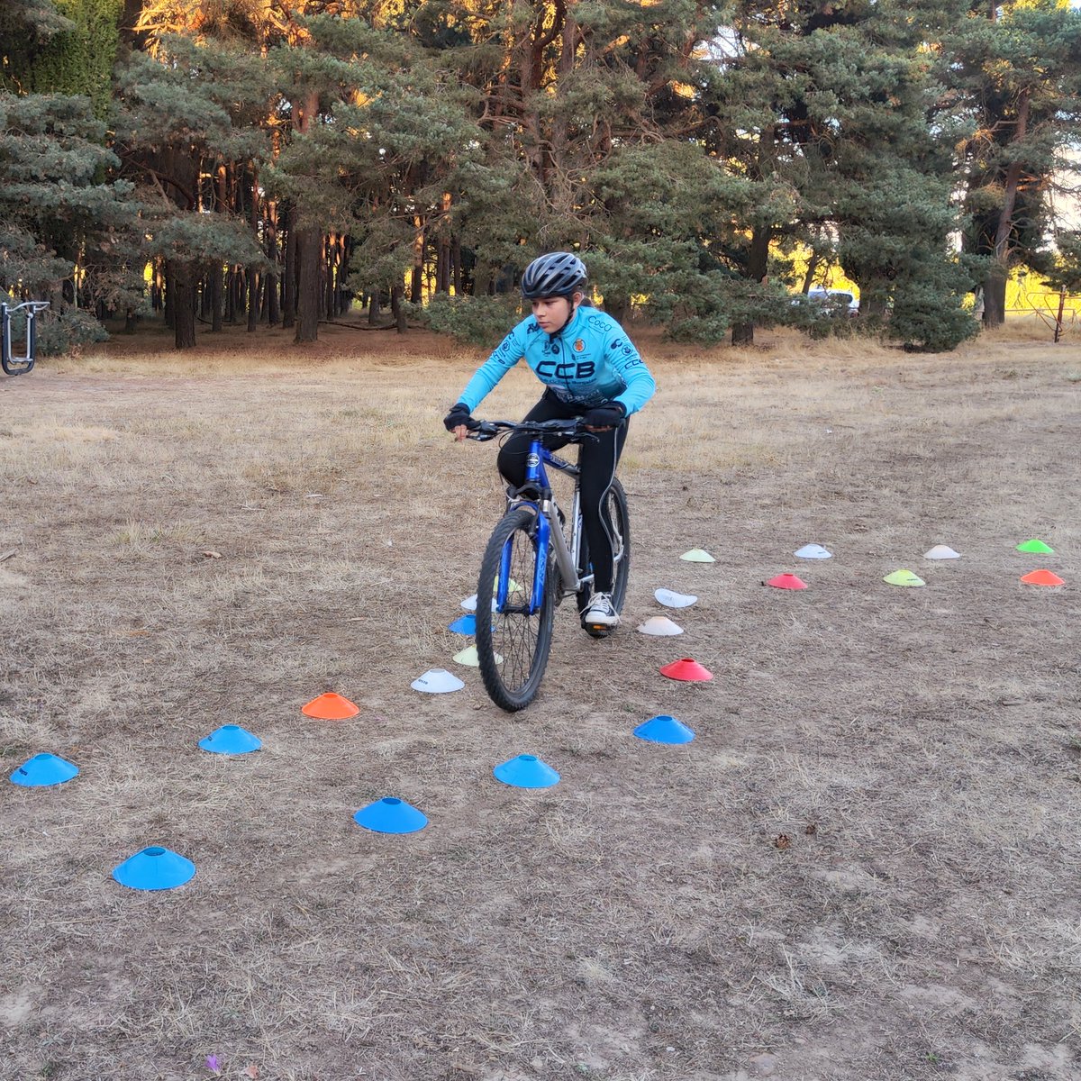 💪🏽 Por supuesto que sí ‼️
👧🏽🚴🏽‍♂️🚴🏽‍♀️👦🏽 #EscuelaCCB ha preparado con mucho cariño, entusiasmo y ganas las dos citas del calendario burgalés del #ciclocross
Además de disfrutar de "los mayores" del más alto nivel, nuestr@s ciclistas lo darán todo y disfrutarán en el #CXInfantilMedina