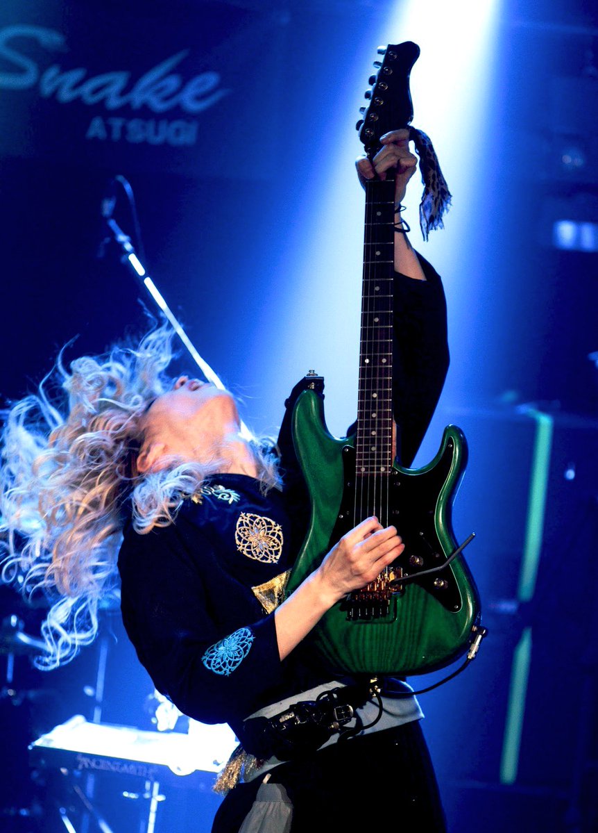 kaya_guitarist's tweet image. 私事ですが本日、28歳になりました。
なんと、るろうに剣心の主人公、緋村剣心と同い年に。
つきましては本日より"かや抜刀斎"の異名を名乗り、動乱の令和の音楽シーンでも時代錯誤のギターを掻き鳴らし回し世直しする所存です。
引き続き変わらぬご愛顧を...‼︎
p.s明日のライヴよろしくねー!