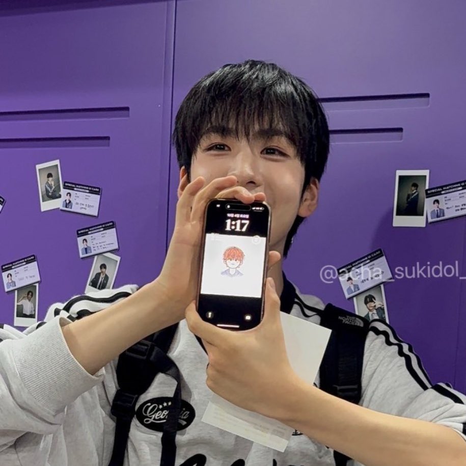hanjizrx's tweet photo. omg wait hyunjuns lockscreen is drawn by sen and sens bracelet is made by hyunjun!? https://t.co/7eARzXZmZw