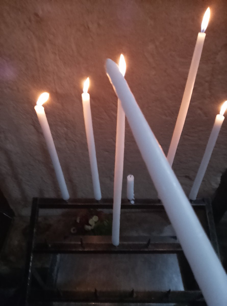 o_elixir's tweet image. Une dernière prière,
Une dernière larme,
Sous la peine...la flamme,
Lumière à ton âme.