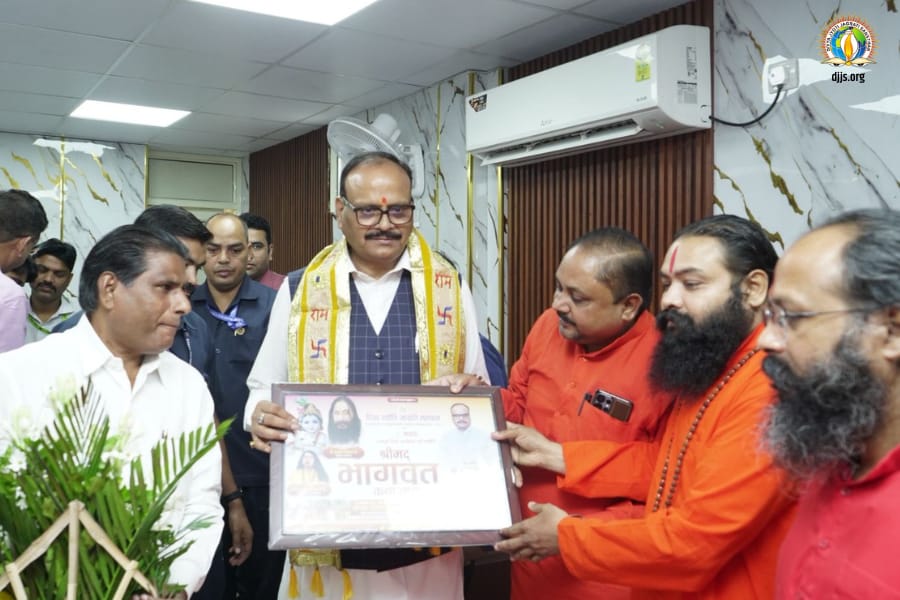 djjsworld's tweet image. दिव्य गुरु श्री आशुतोष महाराज जी के शिष्य एवं दिव्य ज्योति जाग्रति संस्थान, गोरखपुर शाखा के समन्वयक स्वामी अर्जुनानंद जी ने उत्तर प्रदेश के उपमुख्यमंत्री श्री ब्रजेश पाठक जी से सौजन्य भेंट की तथा संस्थान द्वारा बलरामपुर में आयोजित श्रीमद् भागवत कथा में सादर आमंत्रित किया।…