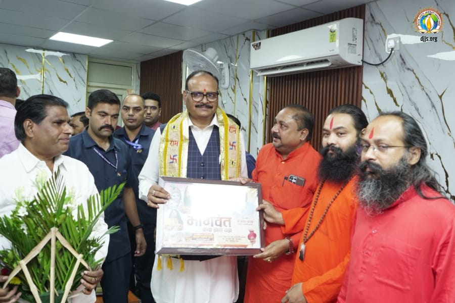 djjsworld's tweet image. दिव्य गुरु श्री आशुतोष महाराज जी के शिष्य एवं दिव्य ज्योति जाग्रति संस्थान, गोरखपुर शाखा के समन्वयक स्वामी अर्जुनानंद जी ने उत्तर प्रदेश के उपमुख्यमंत्री श्री ब्रजेश पाठक जी से सौजन्य भेंट की तथा संस्थान द्वारा बलरामपुर में आयोजित श्रीमद् भागवत कथा में सादर आमंत्रित किया।…