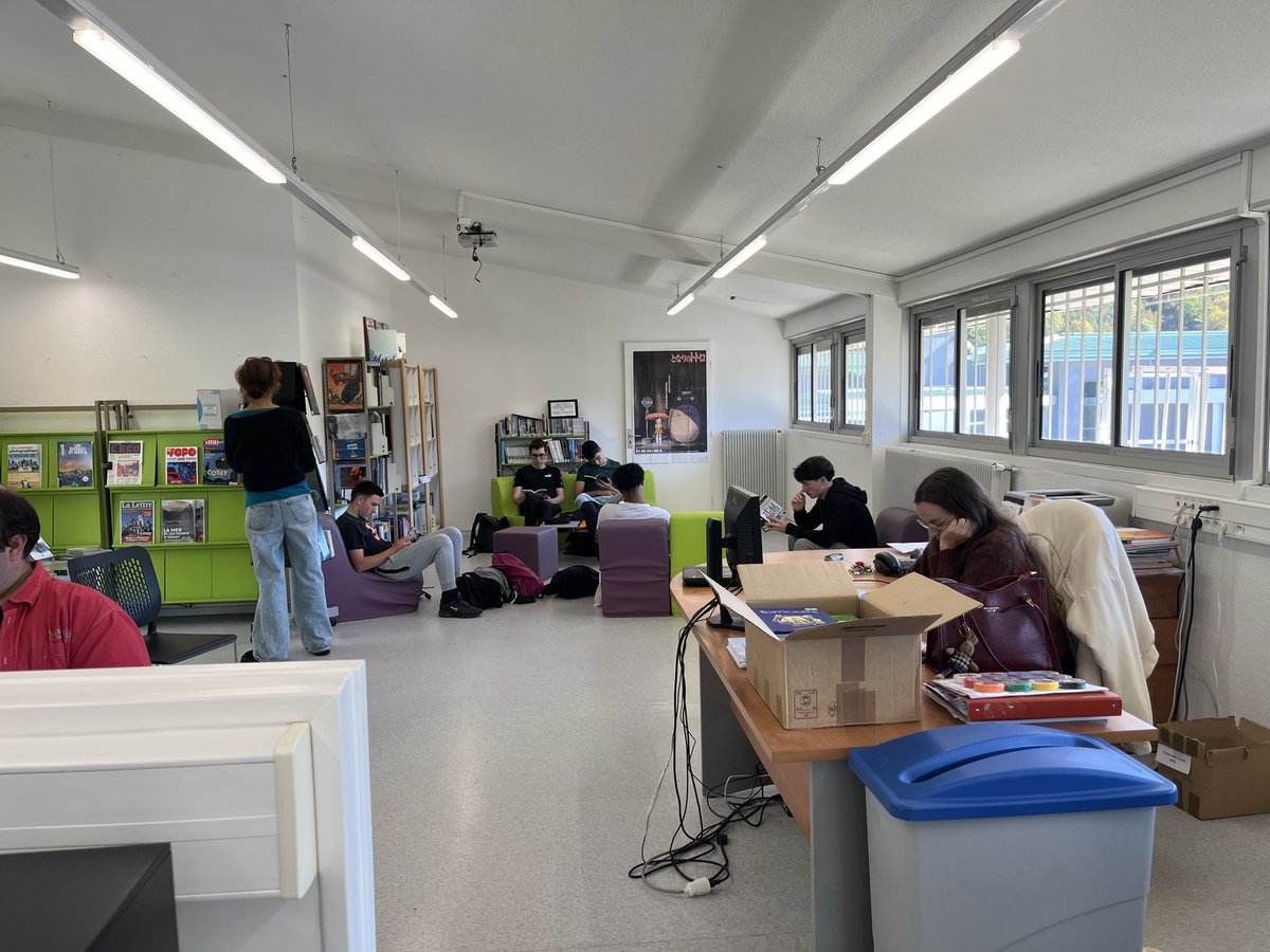 1/4 d’heure de lecture
Merci au lycée Jacquard à Lavelanet pour ce moment calme de lecture et de partage avec les élèves de première logistique et madame Vishtal leur professeur d’anglais. Merci à madame la proviseure  pour son accueil !