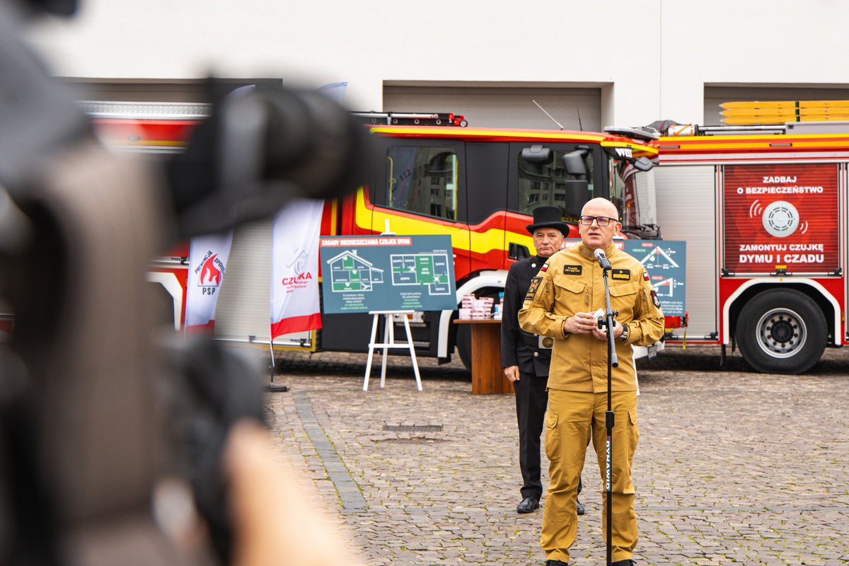 MSWiA_GOV_PL's tweet photo. 🗣 Chcemy, żeby czujka w domu była tak oczywista, jak telewizor czy radio. Bo to właśnie ona, choć wygląda niepozornie, może uratować życie Twoje i Twoich bliskich. Niech stanie się naturalnym elementem każdego bezpiecznego domu ❗.

📣 Pod tym przesłaniem rozpoczęliśmy ogólnopolską kampanię „Czujka na straży Twojego bezpieczeństwa”, zainaugurowaną wczoraj przez @KGPSP wspólnie z Krajową Izbą Kominiarzy. Jej cel jest prosty, ale niezwykle ważny: uświadamiać, jak chronić siebie i swoich bliskich przed pożarami i zatruciami tlenkiem węgla ✔️.

 ℹ️ Sezon grzewczy już się rozpoczął, a wraz z nim rośnie liczba pożarów i zatruć czadem ♨️️. W ubiegłym tygodniu strażacy interweniowali przy ok. 400 pożarach w budynkach mieszkalnych.

➡️ Co zrobić, aby uniknąć zaczadzenia? 

Systematycznie czyścić, sprawdzać szczelność, wykonywać przeglądy techniczne przewodów kominowych.

🗒 Sezon grzewczy trwa do 31 marca.