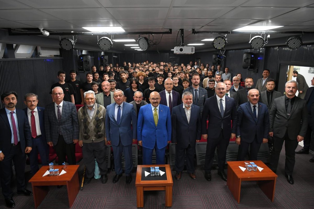 🔹İmam Hatip Liseleri'nin Kuruluş Yıl Dönümü Kutlama törenine katılarak Balıkesir İmam Hatip Lisesi Konferans Salonu açılışını gerçekleştiren Vali İsmail Ustaoğlu,  okul yönetimi, eğitmenler ve öğrenciler ile bir araya geldi. 

Vali Ustaoğlu: "Bugün burada açılışını