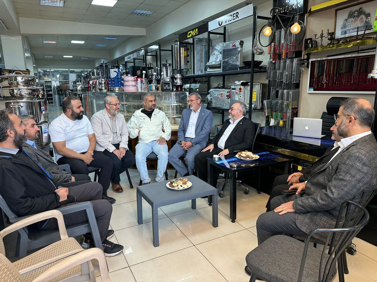 abdlhaslan's tweet photo. İzmir İl Başkanımız Sayın Veysi Yumlu ve kıymetli heyetimizle birlikte, şehrimizin emektar esnaflarını ziyaret ederek gönüllerine misafir olduk. Dertlerini dinledik, taleplerini not aldık; tecrübelerinden ve samimi önerilerinden istifade ettik. Güler yüzleri, misafirperverlikleri ve içten muhabbetleri için her birine ayrı ayrı teşekkür ediyoruz.
