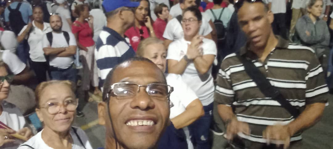 Hoy amanecimos demostrando nuestro apoyo al hermano pueblo de Venezuela. Allí  frente a la estatua de Simón Bolívar reafirmamos los valores heredados por nuestros  héroes y mártires de Latinoamérica, la Patria Grande.   ¡ Patria o Muerte! ¡Venceremos!🇨🇺🇻🇪
#Cuba 
#CubaEstáFirme