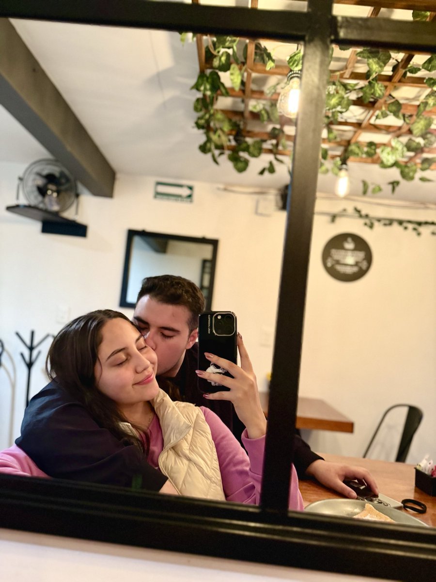 Feralvarez_02's tweet photo. Hoy hace un año salí con mi novio por primera vez y le conté que solía aburrirme en las relaciones sentimentales en poco tiempo;
desde ese día no he dejado de hablar con él y en ningún momento me he sentido aburrida a su lado. 
Estoy muy feliz en mi relación 🥰 https://t.co/0jyHRMCVxV