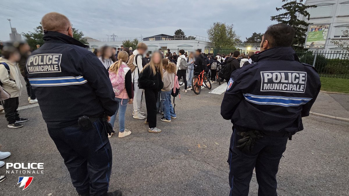 #PADRSQ  | Ce matin, les 👮‍♂️ de Moselle et les policiers municipaux d’Amnéville ont effectué une opération de contrôle des sacs aux abords d'un collège afin de renforcer la sécurité des élèves et du personnel éducatif.