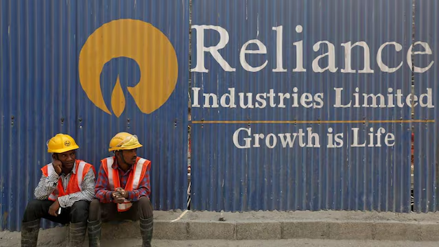 #2QWithCNBCTV18 | #RelianceIndustries'  O2C business reports a revenue of ₹1.61 Lakh Crore Vs ₹1.55 Lakh Crore (QoQ) vs ₹1.56 Lakh Crore (YoY) 
 
RIL's O2C biz also delivered its highest-ever quarterly throughput at 20.8 million tonnes, up 3%YoY  

<a href="/sheersh0510/">Sheersh Kapoor</a> | #RIL  #RILQ2