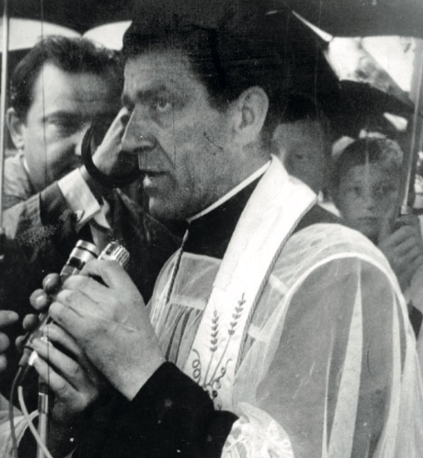 Kapłan niezłomny Roman Kotlarz (ur. 17 października 1928 , zm. 18 sierpnia 1976 ). Prześladowany przez bezpiekę m.in za za głoszone kazania i pomoc robotnikom. Uczestnik manifestacji w Radomiu 1976 roku. Bity i torturowany przez "nieznanych sprawców", czyli