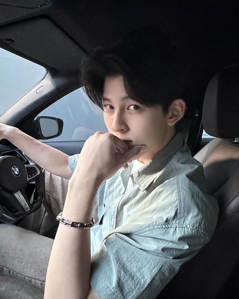 est shipper mode on again, pondphuwin only naa~ 🤪

🐼 : i really wanna sit thereeee
🦈 : im not driving bmw na krabb (since pond drive bmw) 

im really sat over this 30th floor drama 😭

#est_rvp #pondphuwin
