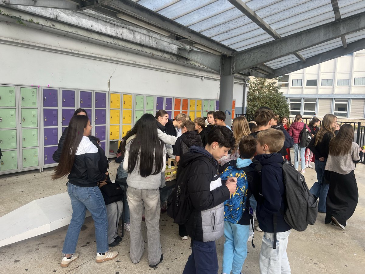 CollegeGProbst's tweet photo. Avant ces vacances d’automne tous les élèves du collège Gisèle Probst ont pu bénéficier de la traditionnelle collation de la récréation. Un petit rituel qui se déroule chaque veille de période de repos pour permettre aux collégiens de bénéficier d’un bien-être au collège. https://t.co/fpKojSPeNQ