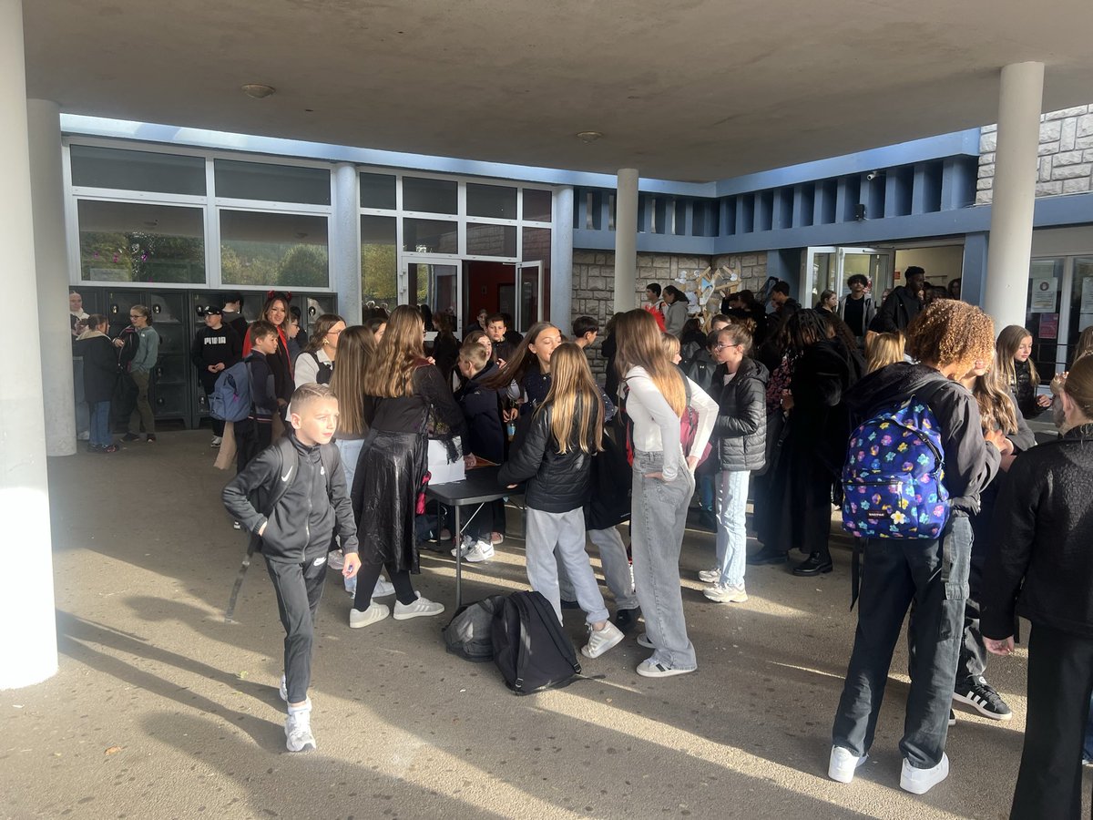 CollegeGProbst's tweet photo. Avant ces vacances d’automne tous les élèves du collège Gisèle Probst ont pu bénéficier de la traditionnelle collation de la récréation. Un petit rituel qui se déroule chaque veille de période de repos pour permettre aux collégiens de bénéficier d’un bien-être au collège. https://t.co/fpKojSPeNQ