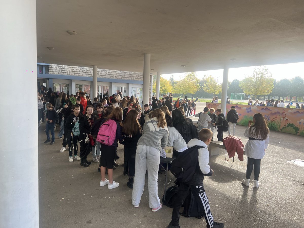 CollegeGProbst's tweet photo. Avant ces vacances d’automne tous les élèves du collège Gisèle Probst ont pu bénéficier de la traditionnelle collation de la récréation. Un petit rituel qui se déroule chaque veille de période de repos pour permettre aux collégiens de bénéficier d’un bien-être au collège. https://t.co/fpKojSPeNQ