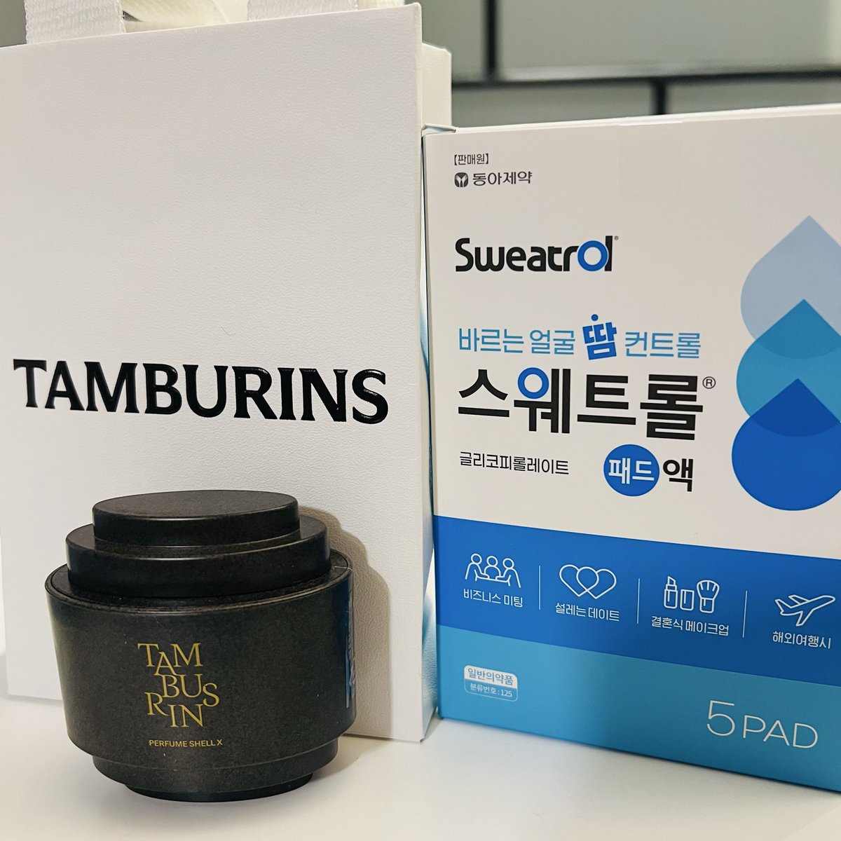 TWS_dohoon_'s tweet photo. ヨンジェとシニュのバッグの中身を見て早速購入するオタク
←30,000ｳｫﾝ                20,000ｳｫﾝ→ https://t.co/YwjenPL0bH