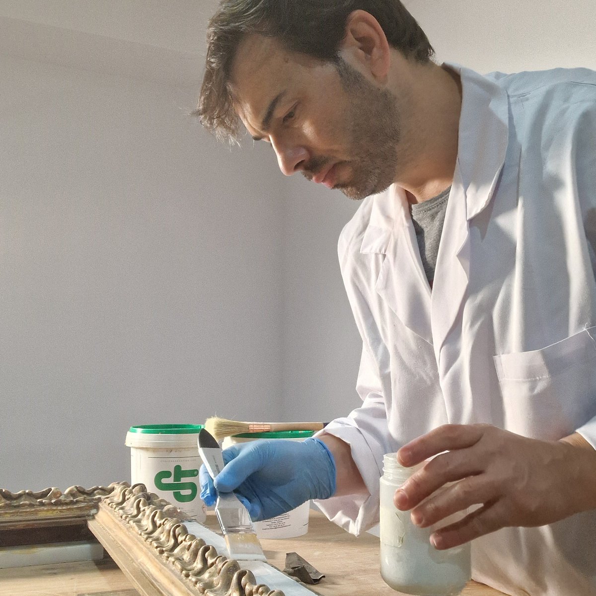 jcbuenoj's tweet photo. En pleno proceso de #restauración de un magnífico marco #español del siglo XVIII, en el cual se está llevando a cabo el proceso de consolidación de elementos decorativos, reconstrucción de partes faltantes, retallado de partes volumétricas y se finalizará con un nuevo #dorado. https://t.co/pbg5jBXTmE