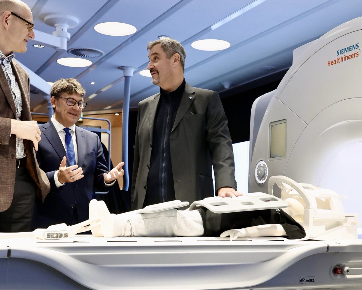 Markus_Soeder's tweet image. Wirtschaft und Hightech Teil 2:
Besuch bei @SiemensHealth Siemens Healthineers in Forchheim – ein echtes #Hightech-Zentrum mit internationaler Strahlkraft! Hier wird an der #Medizin der Zukunft gearbeitet: modernste Technologien zur Früherkennung, Diagnose und Bekämpfung von…