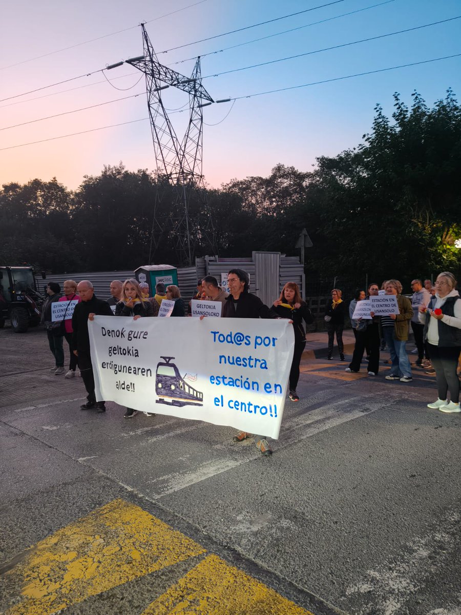Geltokierdigune's tweet photo. Gaur, Usansolon, goizeko 08:00etan, manifestazioa burutu dogu.
Jarrai gaitzatela entzuten! 💪🏽💪🏽
#geltokiaerdigunean #usansolo  #lortukodugu #lortuarte
@UsansoloHerria @usansoloturismo @ehbildubizkaia @eajpnvbizkaia @PSEBizkaia @ETS_RFV @LamintxUsansolo @PPBizkaia @ElkarrekinBizk https://t.co/14BoT9vvf1