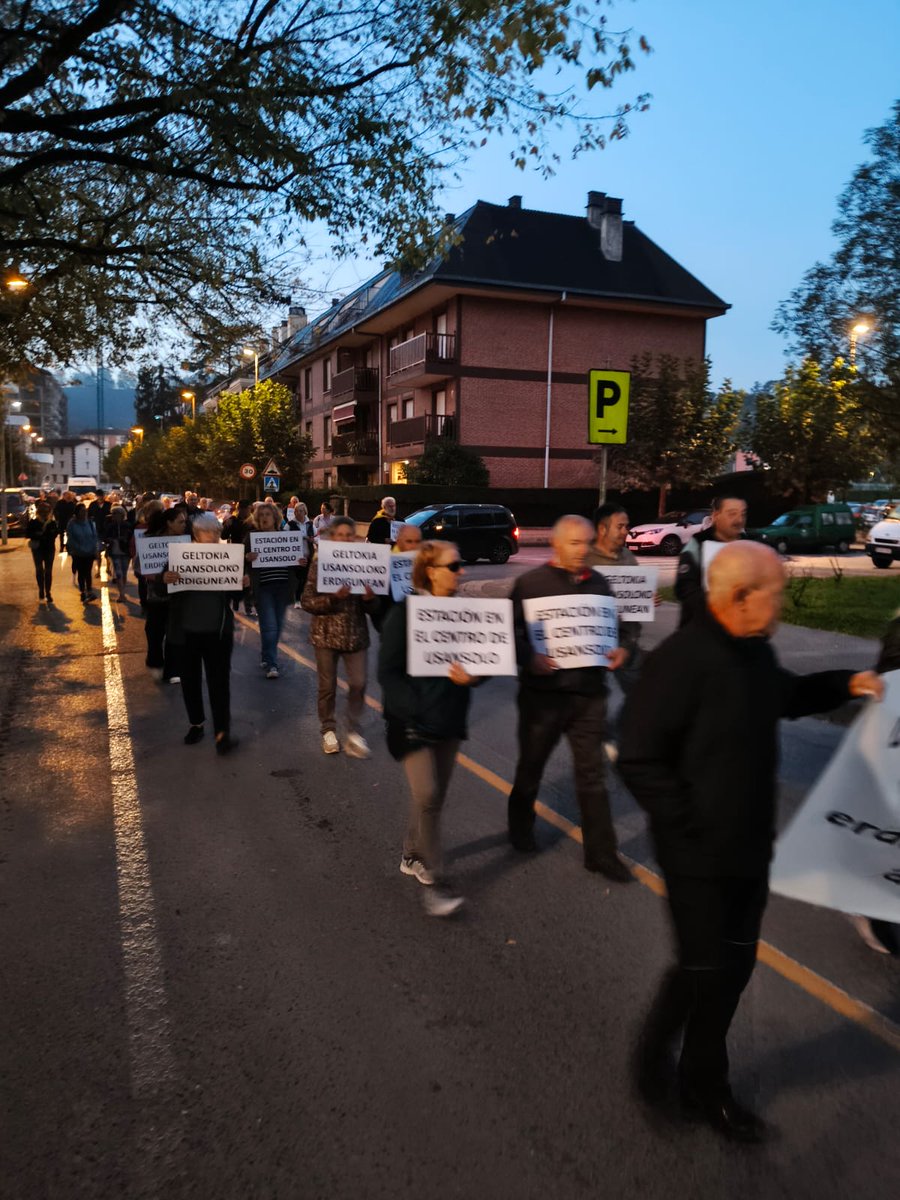 Geltokierdigune's tweet photo. Gaur, Usansolon, goizeko 08:00etan, manifestazioa burutu dogu.
Jarrai gaitzatela entzuten! 💪🏽💪🏽
#geltokiaerdigunean #usansolo  #lortukodugu #lortuarte
@UsansoloHerria @usansoloturismo @ehbildubizkaia @eajpnvbizkaia @PSEBizkaia @ETS_RFV @LamintxUsansolo @PPBizkaia @ElkarrekinBizk https://t.co/14BoT9vvf1