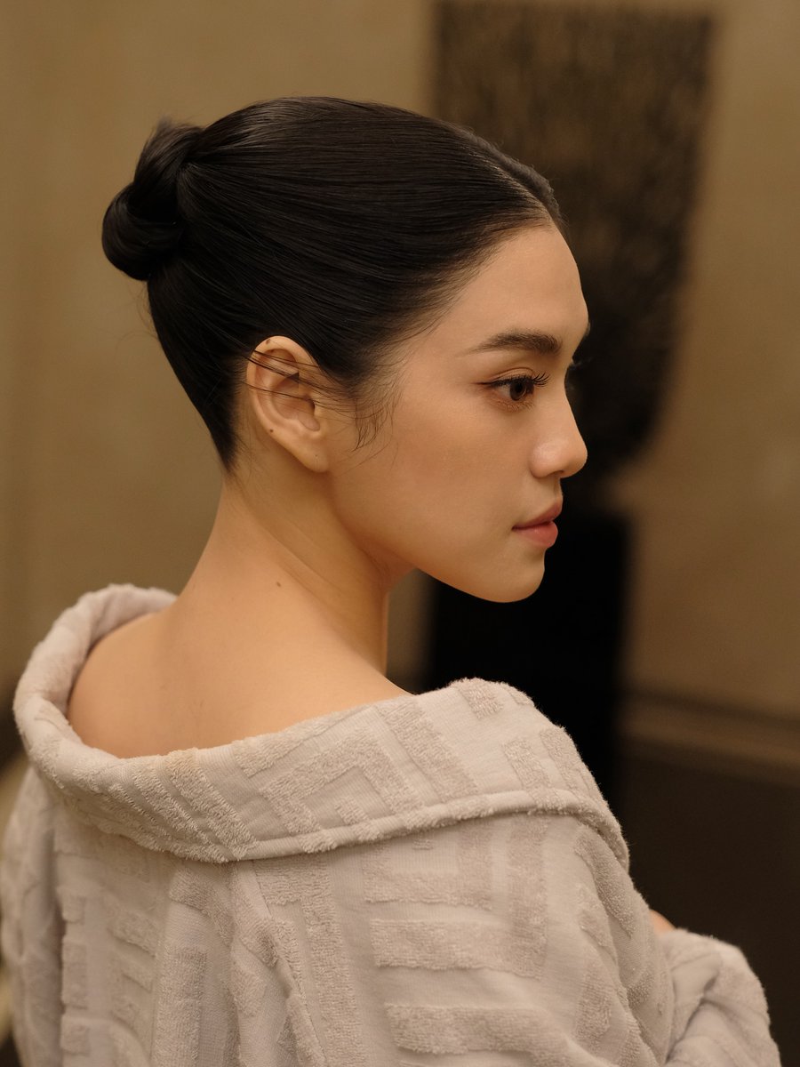 “เปรียบเธอเพชรงามน้ำหนึ่ง 
หวานปานน้ำผึ้งเดือนห้า
หยาดเพชรเกล็ดแก้วแววฟ้า
ร่วงมาจากฟ้าหรือไร” 

คือลุคนี้พิเฌอสวยม้ากกก สวยแบบผู้ดี สวยแบบส๊วยย กรณีนี้พีเรียดสามารถเข้าอีกได้เลยค่ะ คือให้ชีเล่นเป็นคุณหญิง เป็นหม่อมหลวง เป็นชนชั้นสูงได้เลย 🥹

✧.*✩°#CherprangAreekul 🤍*⭐!👸🏻 ꒱