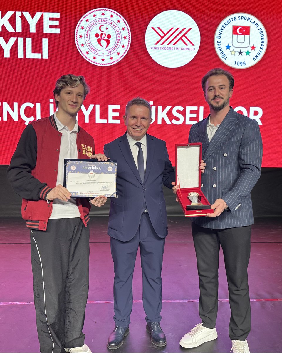 zaimuniv's tweet photo. Türkiye Üniversite Sporları Federasyonu tarafından düzenlenen Uluslararası Üniversite Sporları Günü ve Ödül Töreninde İZÜ Spor Koordinatörü Barlas Sözer “Avrupa’da Başarı Ödülü”ne layık görüldü, öğrencimiz Yusuf Emre Akbıyık ise “Avrupa’da Temsil Sertifikası” aldı. 

Koordinatörümüzü ve sporcumuzu yürekten tebrik ediyor, başarılarının devamını diliyoruz.