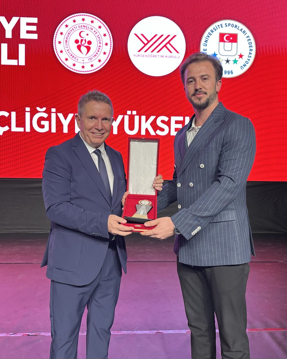 zaimuniv's tweet photo. Türkiye Üniversite Sporları Federasyonu tarafından düzenlenen Uluslararası Üniversite Sporları Günü ve Ödül Töreninde İZÜ Spor Koordinatörü Barlas Sözer “Avrupa’da Başarı Ödülü”ne layık görüldü, öğrencimiz Yusuf Emre Akbıyık ise “Avrupa’da Temsil Sertifikası” aldı. 

Koordinatörümüzü ve sporcumuzu yürekten tebrik ediyor, başarılarının devamını diliyoruz.