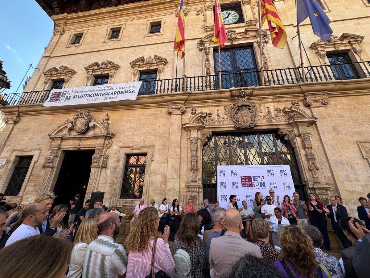 📜Assistim a la presentació anual de l’Informe de Pobresa d’<a href="/IllesEapn/">EAPN-Illes Balears</a> i a la lectura del manifest.

🫂Estam al costat de la ciutadania i de les entitats socials per construir una societat més justa.

✊Enfront d'aquells que volen retallar drets, nosaltres les continuarem