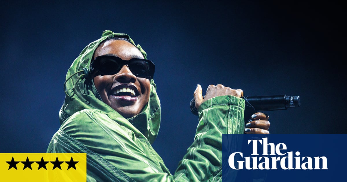 thegigreview's tweet photo. Little Simz review – hip-hop visionary radiates joy and Gallagher-level swagger https://t.co/lhatkQ7RnV #LittleSimz #HipHop #MusicReview #ManchesterMusic #BlackBritishMusic https://t.co/1pWoEmotKt