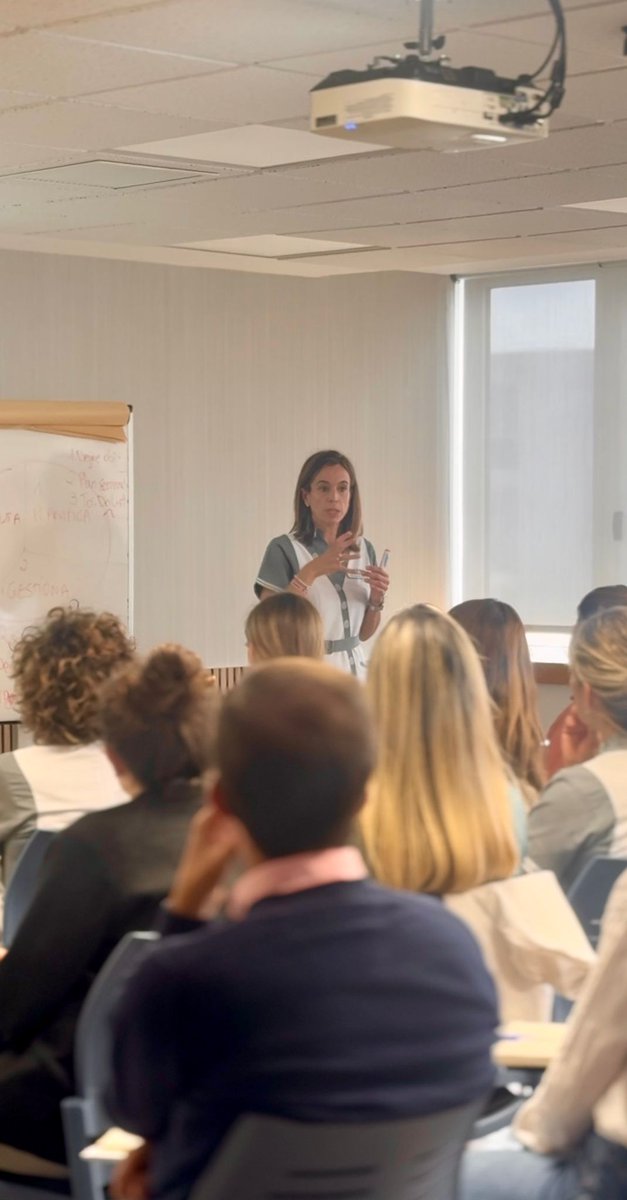 besquisabels's tweet image. Thrilled to see my PhD supervisor in action! Prof. @CalatayudMonica delivering a powerful session on time management and decision-making during the pilot of my doctoral intervention, a transition programme to first-line nursing management. #NursingLeadership #CoDesign #Innovation