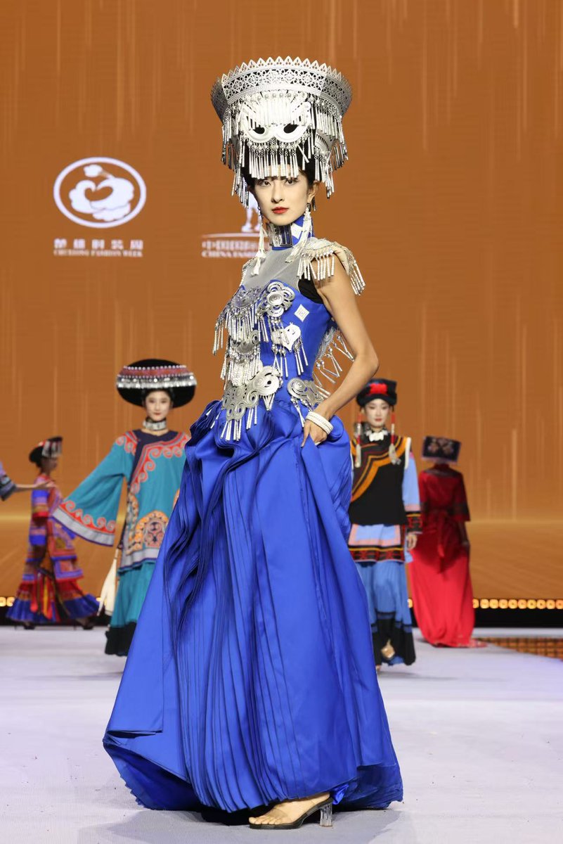 Frontlinestory's tweet image. A vibrant fashion week is underway in #Chuxiong Yi Autonomous Prefecture, in southwest China's #Yunnan Province, running until October 19.

Home to around 800,000 Yi people, Chuxiong is showcasing the community's stunning traditional #costumes. The event also features designs