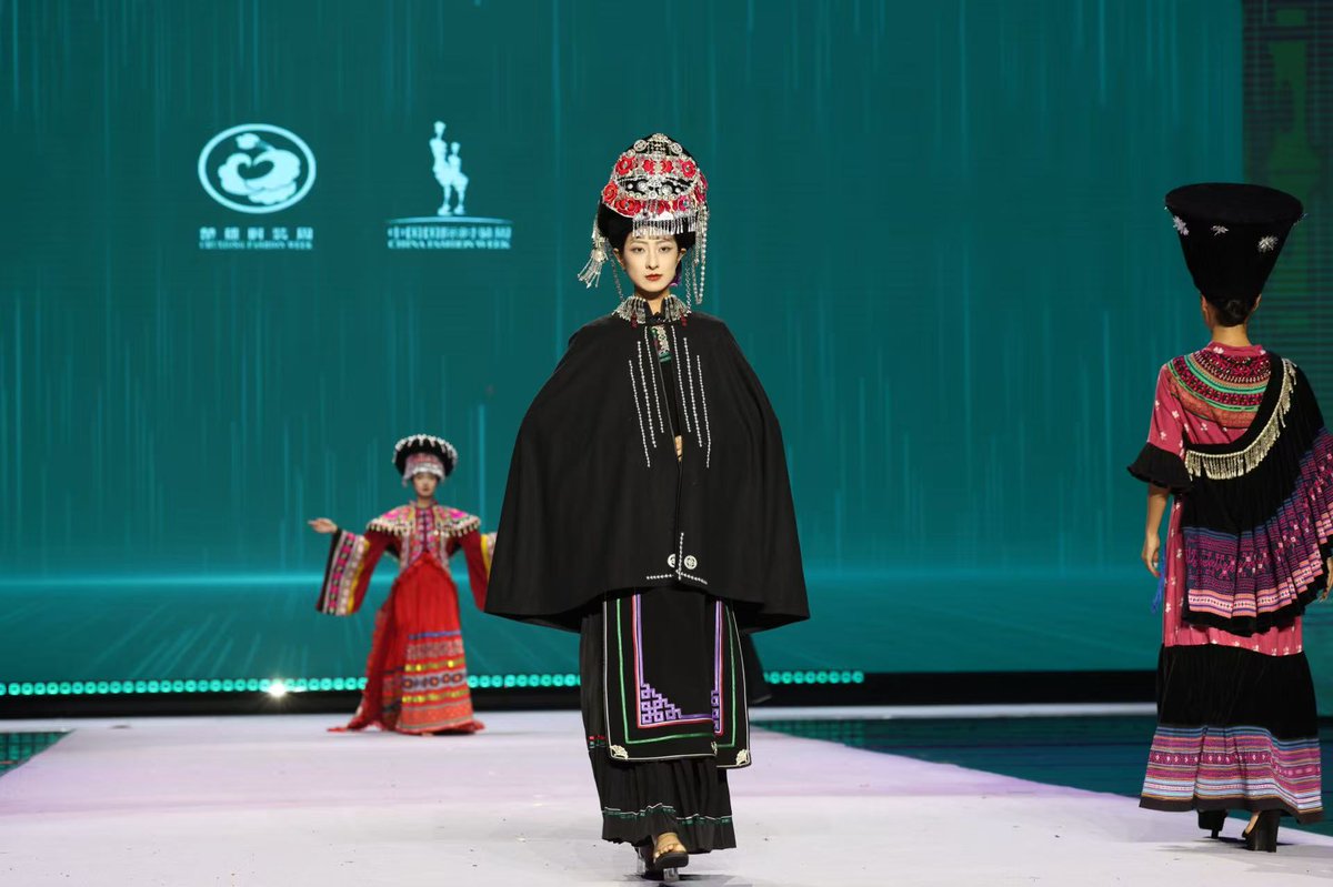 Frontlinestory's tweet image. A vibrant fashion week is underway in #Chuxiong Yi Autonomous Prefecture, in southwest China's #Yunnan Province, running until October 19.

Home to around 800,000 Yi people, Chuxiong is showcasing the community's stunning traditional #costumes. The event also features designs