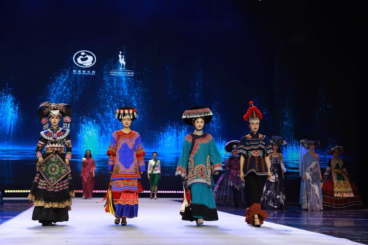 Frontlinestory's tweet image. A vibrant fashion week is underway in #Chuxiong Yi Autonomous Prefecture, in southwest China's #Yunnan Province, running until October 19.

Home to around 800,000 Yi people, Chuxiong is showcasing the community's stunning traditional #costumes. The event also features designs