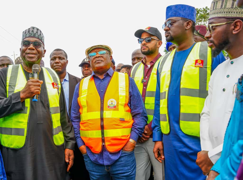 Spotlight on the new 42.6km Eiyenkorin-Afon-Ojoku-Offa Road

The 42.6km Eiyenkorin-Afon-Ojoku-Offa Road inspected by Governor <a href="/RealAARahman/">Abdulrahman Abdulrazaq</a> and the Minister of Works David Umahi, and a delegation of the BUA Conglomerate led by its Group Executive Director Alhaji Kabir Rabiu.
