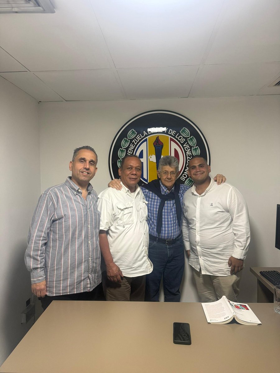 Desde la Seccional Zulia felicitamos a nuestro Secretario General y líder Dr Henry Ramos Allup hoy de Cumpleaños que el Señor le proporcione salud para seguir luchando por Venezuela <a href="/hramosallup/">Henry Ramos Allup</a> <a href="/ADemocratica/">Acción Democrática</a> <a href="/ADZulia_Oficial/">ADZulia_Oficial</a>