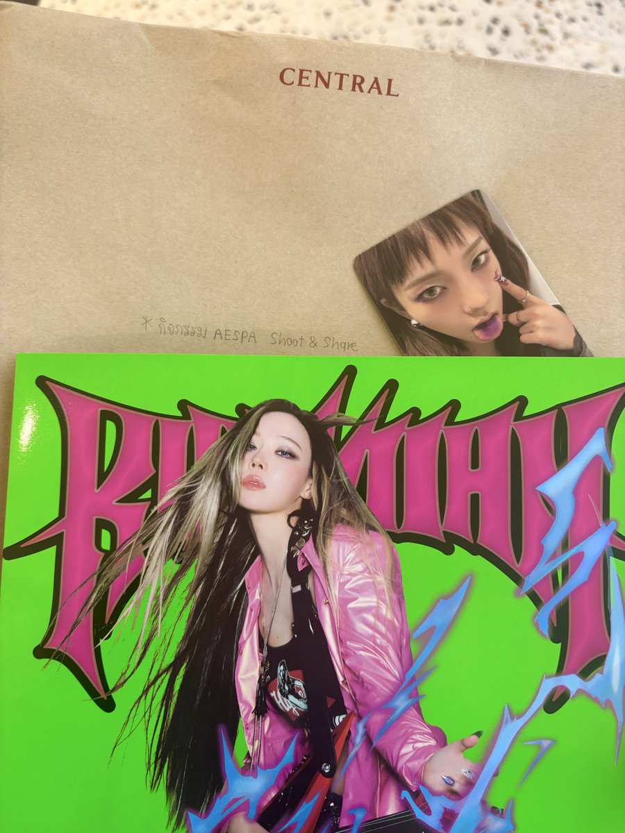 ขอบคุณเซนทรัลชิดลม สำหรับของรางวัลกิจกรรม aespa shoot &amp; share เปิดซองมา เป็นอัลบั้มน้องหนาว(ซ้ำบั้มที่2) และการ์ดพี่น่าลิ้นม่วง(ซ้ำใบที่3) 55555🙏🙏