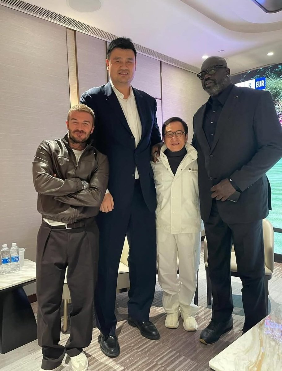 mmadrumer's tweet photo. 一番左のベッカムが身長183センチ。
んで間に挟まれてる小さいおじさんがジャッキーチェン。ホンマにNBAの世界はデカすぎる。 https://t.co/OAUesb61r9
