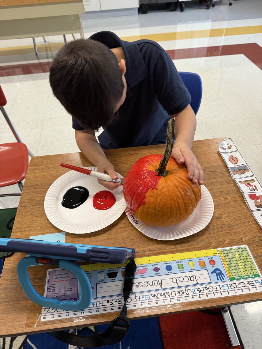 Richardella_FLC's tweet photo. Painting our pumpkins. https://t.co/dnLlvZ9Jw8