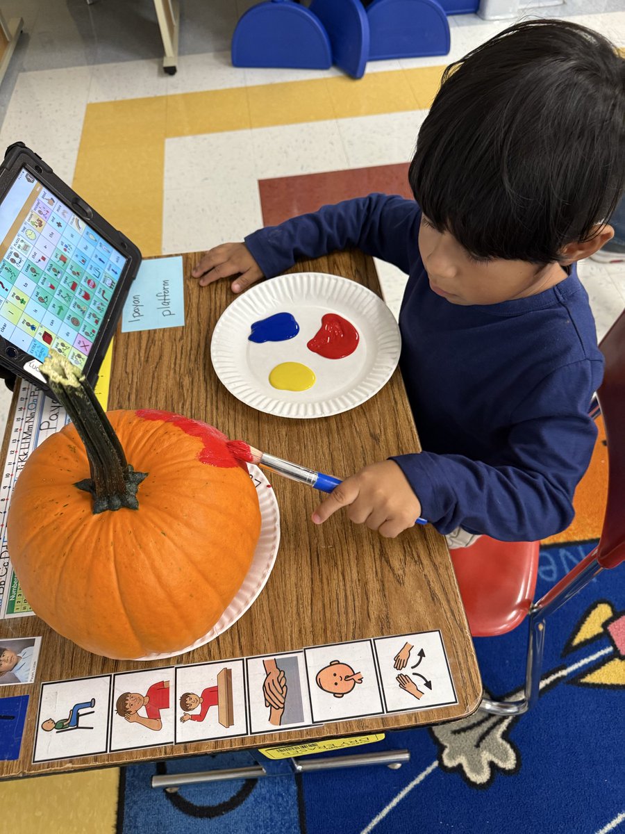 Richardella_FLC's tweet photo. Painting our pumpkins. https://t.co/dnLlvZ9Jw8