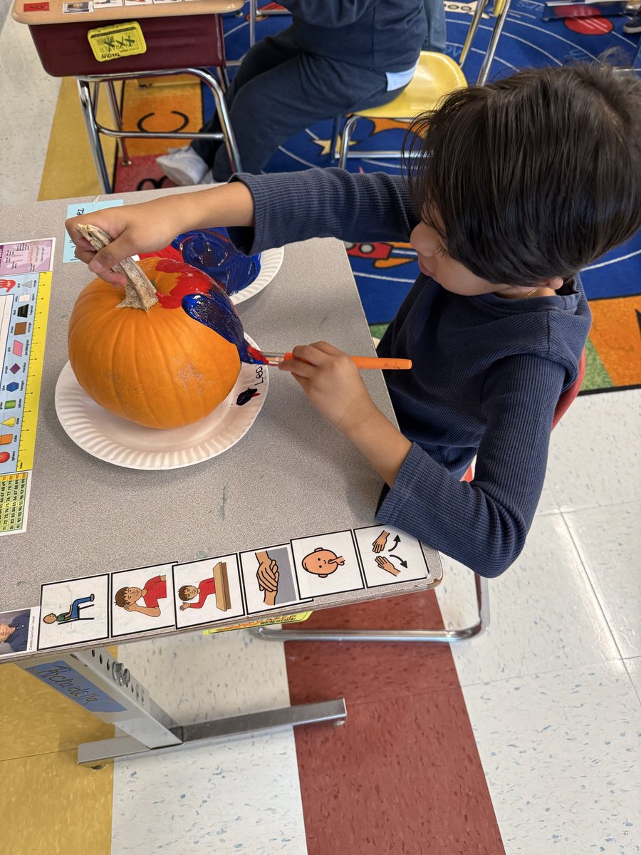 Richardella_FLC's tweet photo. Painting our pumpkins. https://t.co/dnLlvZ9Jw8