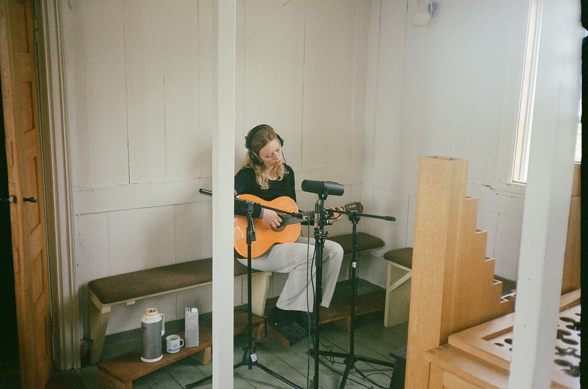 opiacommunity's tweet image. Out today: RAKEL’s debut album, a place to be 💛

It&apos;s an intimate, beautifully crafted record written between IS &amp;amp; DK, studio &amp;amp; countryside.

It’s an album about belonging, transformation, and finding stillness in motion.

🎧: opia.lnk.to/aplacetobe
📽️: youtube.com/watch?v=baVHLR…